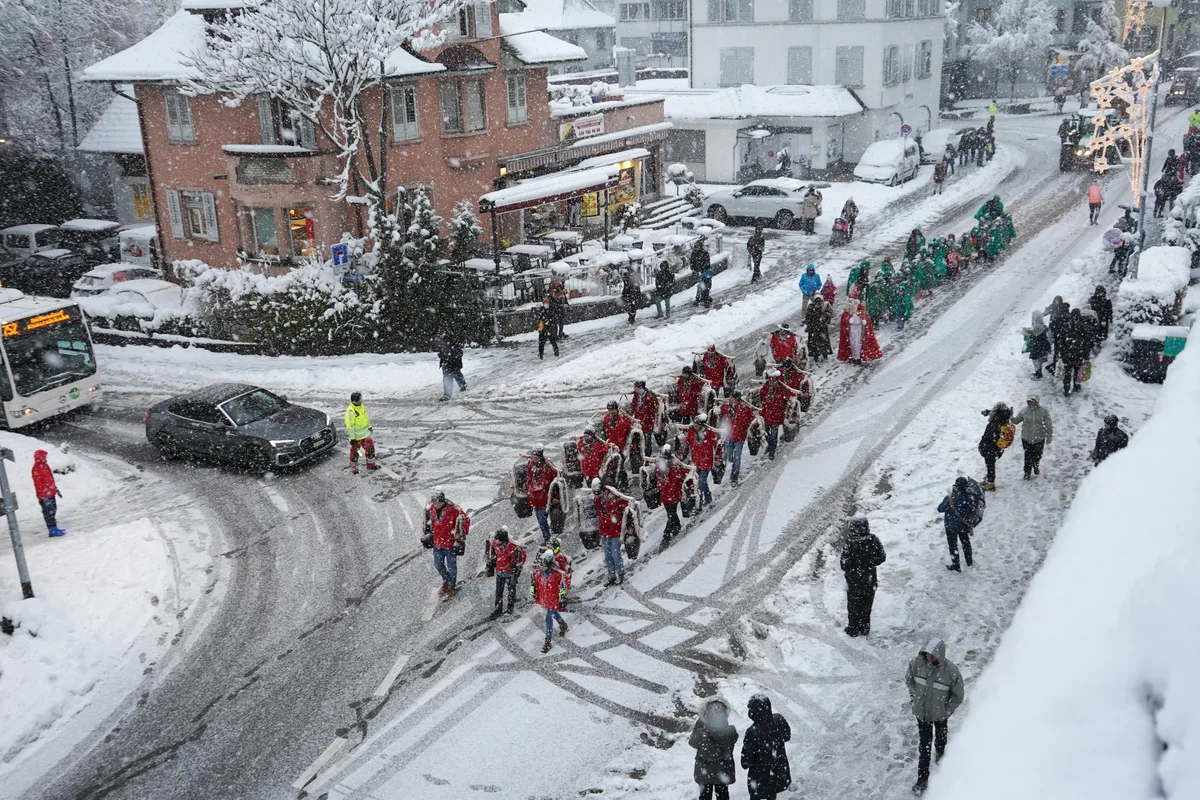 Der Dübendorfer Chlauseinzug 2023 auf der Bahnhofstrasse. Ein Umzug im Schneetreiben.